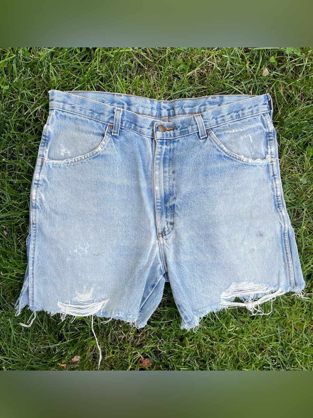 Lightwash Rustler denim cutoff jorts size 36